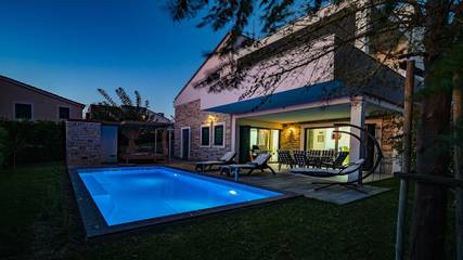 Villa für 8 Personen, mit Pool und Balkon sowie Garten auf Pag
