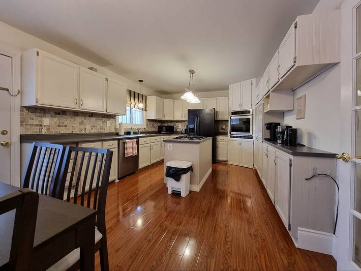 Vacation house for 8 people, with yard in Lake Erie (Canada)