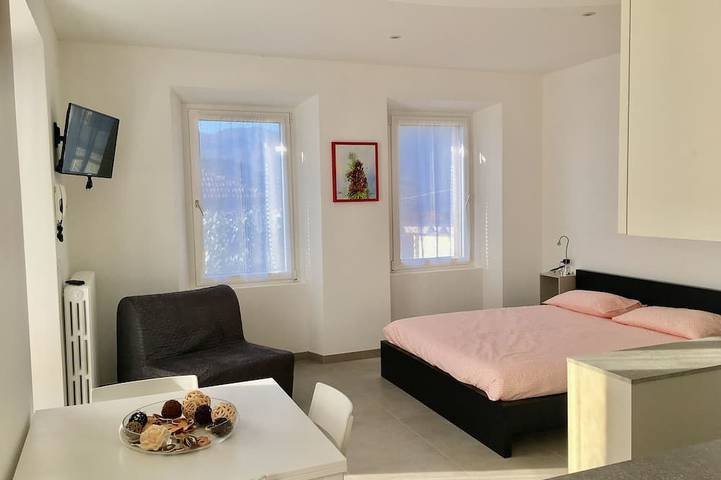 Gîte pour 3 personnes, avec jardin dans Pettenasco