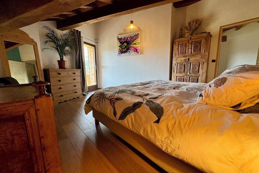 Chalet du chat - 10 couchages, cheminée, jacuzzi, piscine, parking in Séez, Région d'Albertville