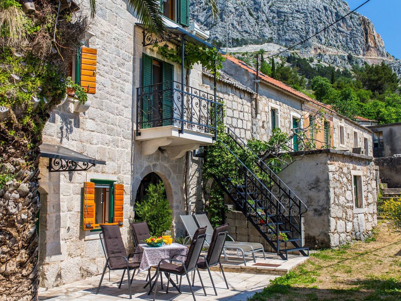 Mit Blick auf das Wasser in Podgora, Makarska Riviera