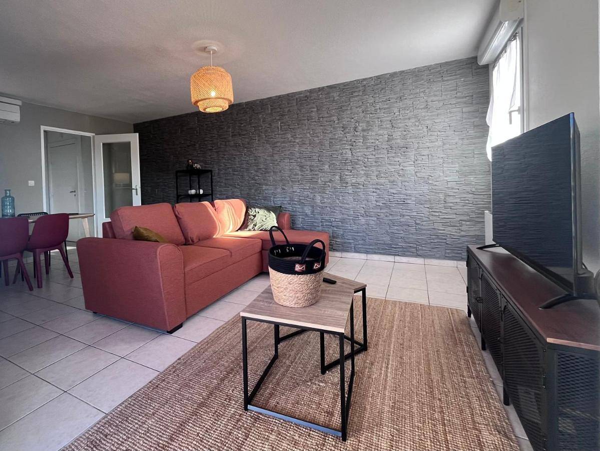 Appartement entier, Appart climatisé lumineux terrasse piscine parking in Cugnaux, Toulouse et ses environs