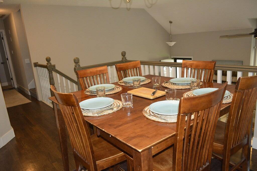 Premium 3 Bdrm, Hot Tub, Theater Room, Fire-Pit in Overland Park, Kansas