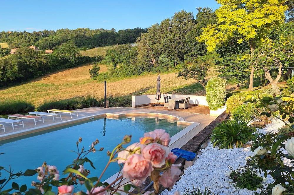 Ländliche Villa mit Blick auf Gualdo und die Berge, privater Pool, Dachterrasse in Gualdo, Nationalpark Monti Sibillini