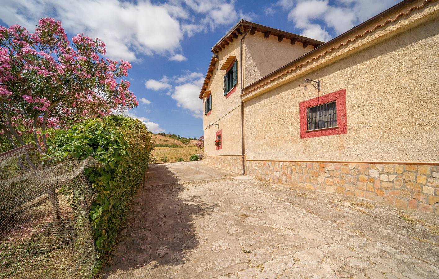 Modernes Apartment mit Terrasse, Parkplatz & WiFi in Palazzo Adriano in Palazzo Adriano, Palermo Provinz