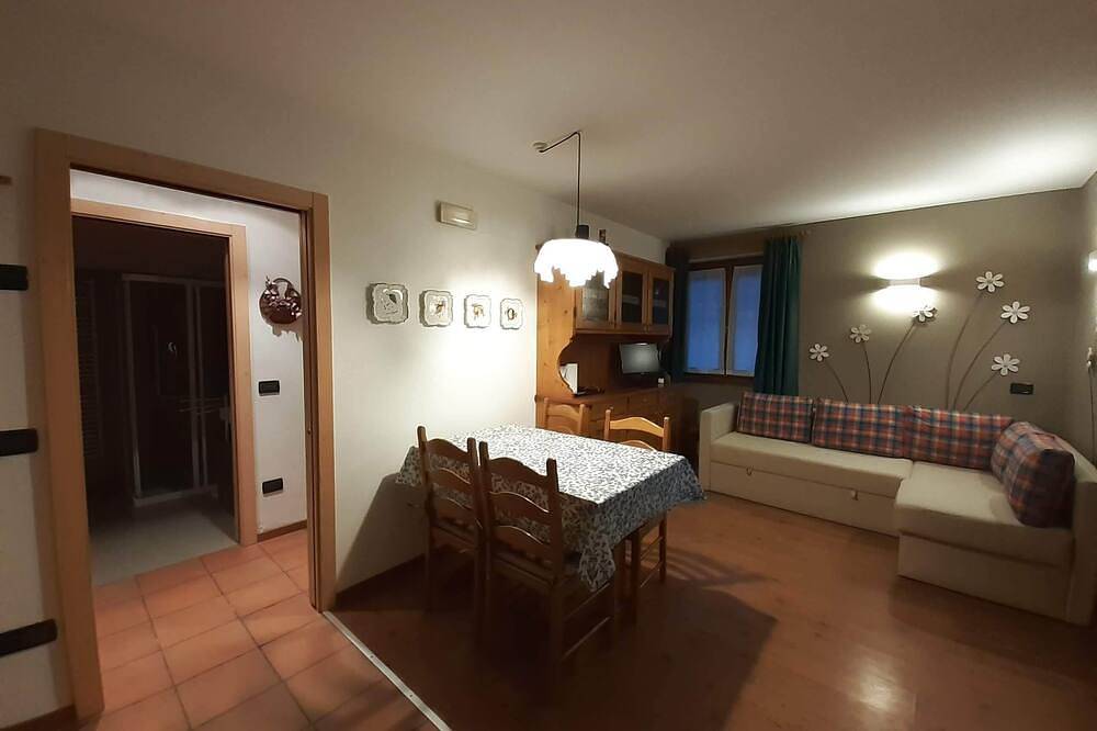 Maso dei Fiori in the mountains with views of the Brenta Dolomites and Valle di Sole in Malè, Ortleralpen