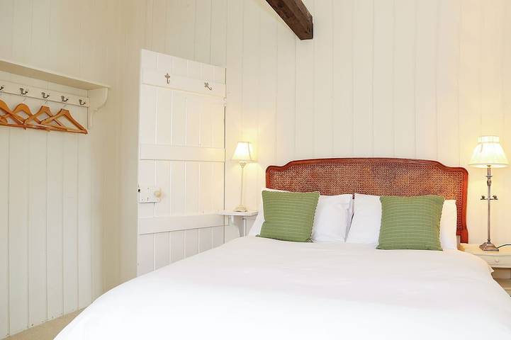 3 bedroom accommodation in Warehorne, Ashford in Warehorne, Ashford region