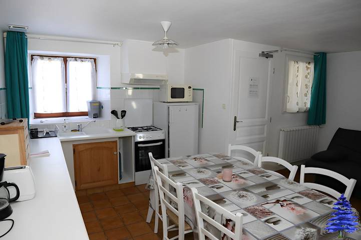 Gîte pour 6 personnes, avec piscine ainsi que terrasse et jardin, animaux acceptés à Rullac-Saint-Cirq