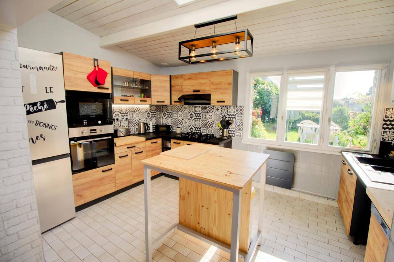 Maison de pêcheur à 50m de la mer & 10min ferry, 3 chambres, 7 personnes, intendance Luxury Host in Tourlaville, Cherbourg-en-Cotentin