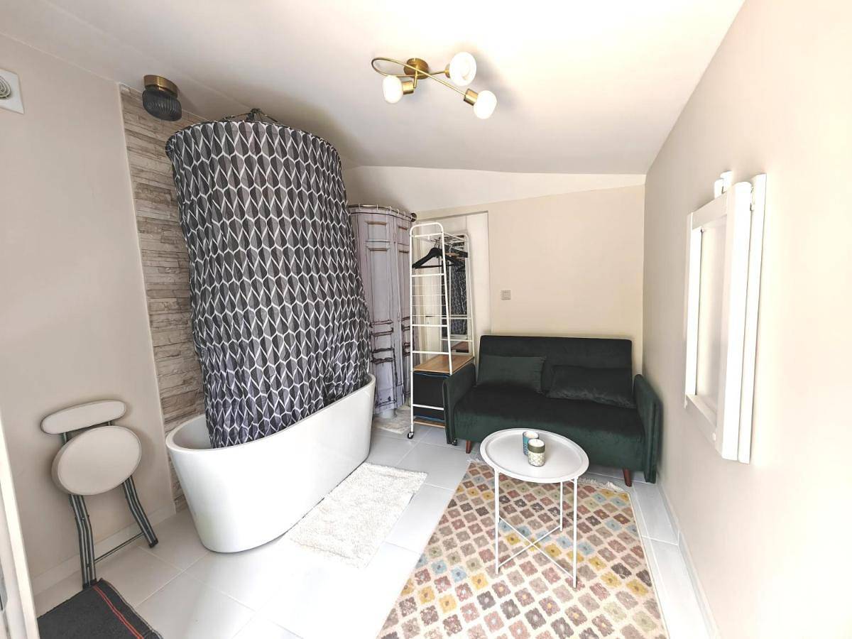 Appartement de vacances entier, Micro studette indépendante non-fumeur, 10 m2, 45 min de Paris, sanitaires dans la même pièce que le couchage sans cloison, Wifi, kitchenette, mini terrasse, jardin, canapé lit 120x180 cm, gabarit léger, non adapté aux attentes hôtelières in Savigny-le-Temple, Seine-et-Marne