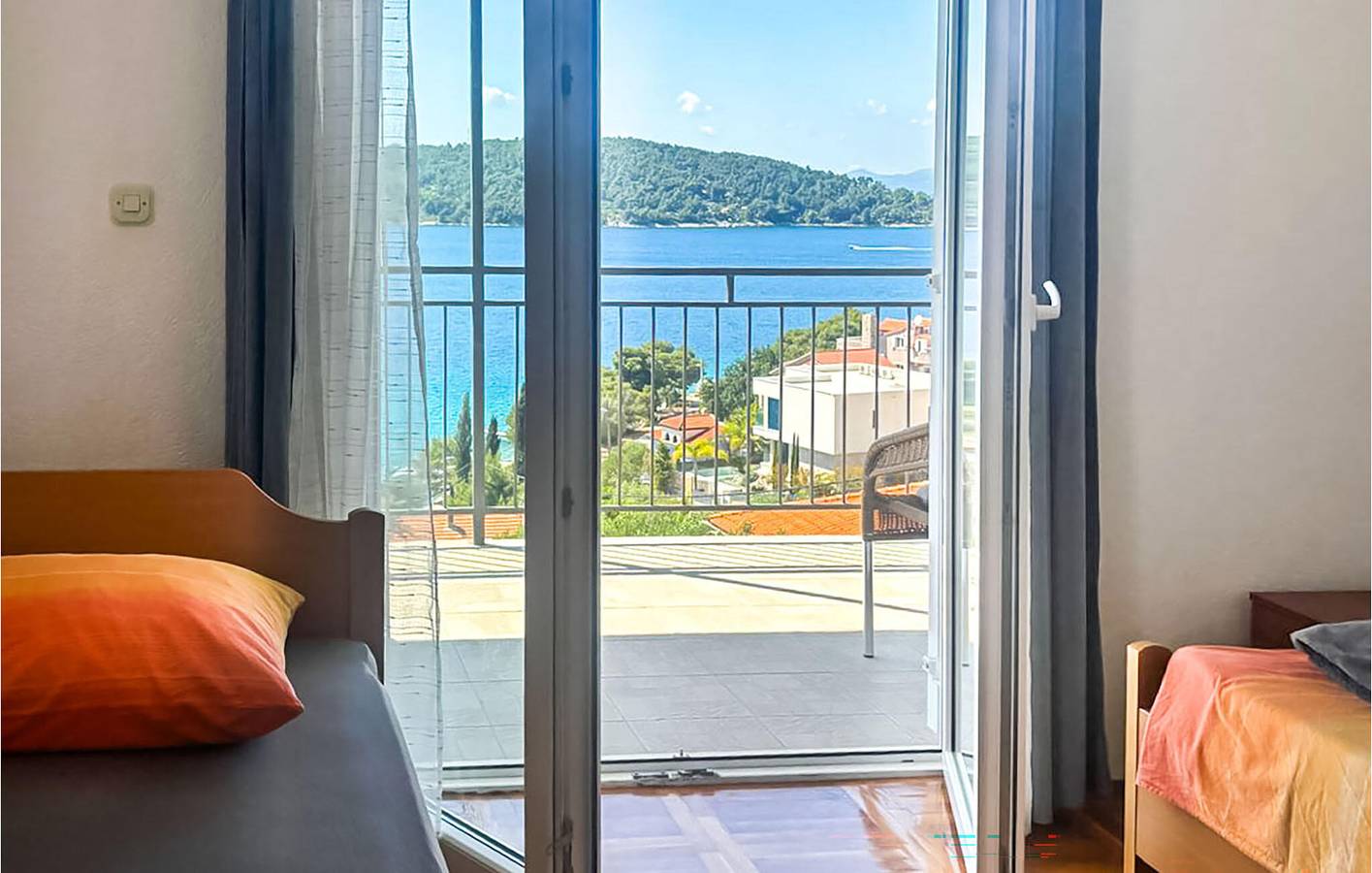 Ganze Ferienwohnung, Apartment am Meer mit Terrasse, WLAN und Parkplatz in Necujam in Necujam, Solta