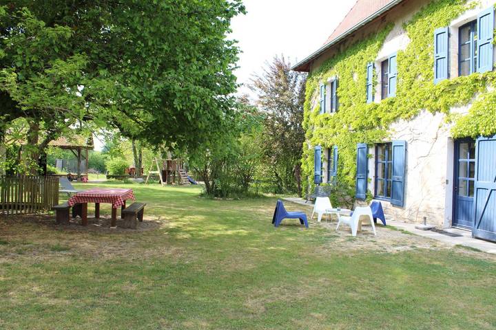Gîte pour 4 personnes, avec piscine et jardin à Charancieu