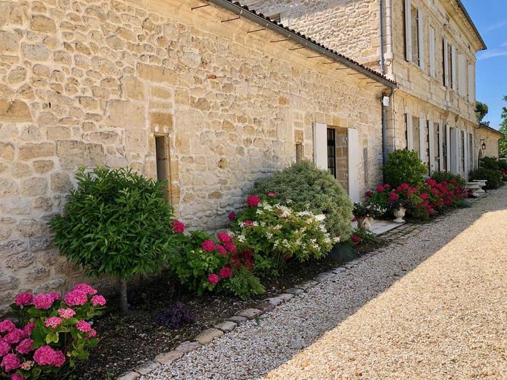Gîte pour 2 personnes, avec Terrasse et Jardin ainsi que Piscine et Vue à Saint-Magne-de-Castillon