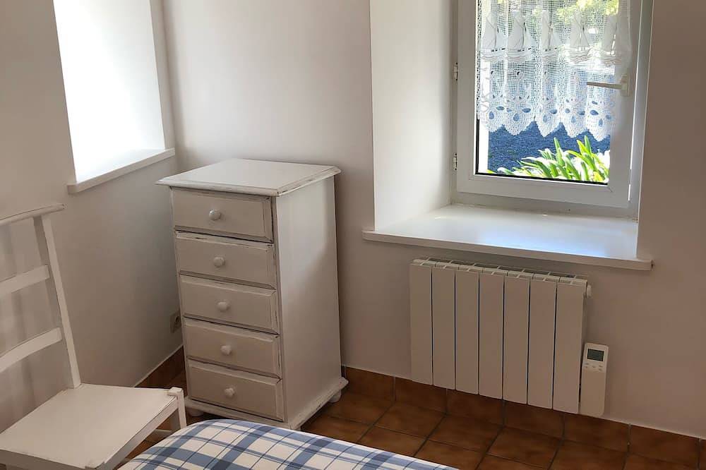 Casa a 700 m del mar, orientada al sur, jardín, wifi, 1 dormitorio, 2 personas in Ploubazlanec, Côte de Goëlo