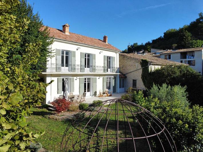 Location de vacances pour 8 personnes, avec jardin et vue à Estoublon