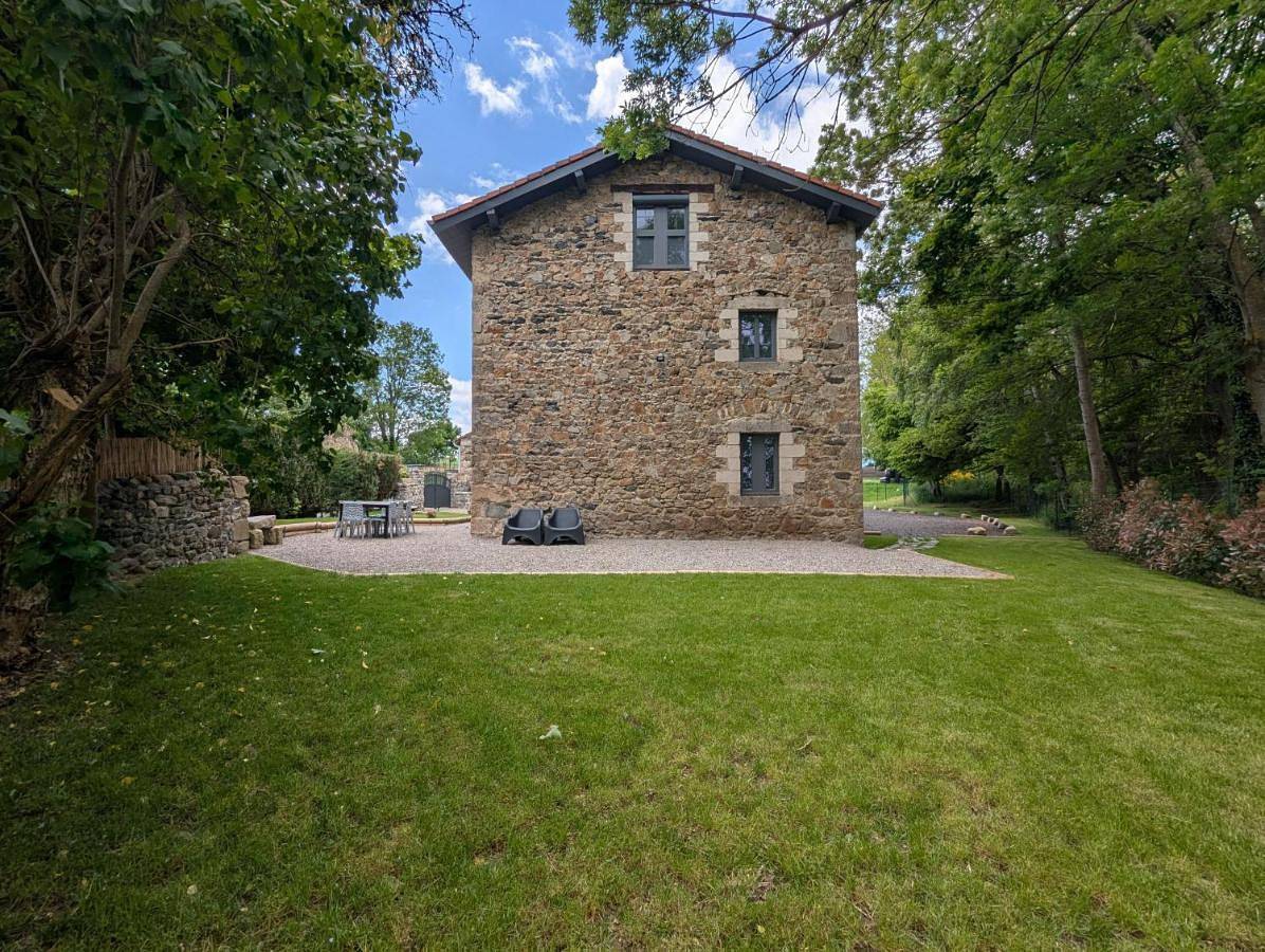 Gîte atypique de Maubourg, de une à 8 personnes, proche départ passerelle in Saint-Maurice-de-Lignon, Haute-Loire