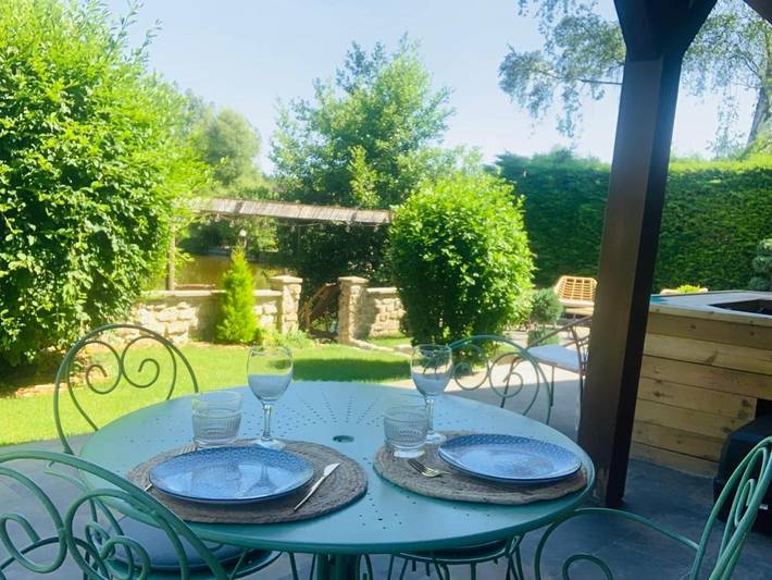 Gîte pour 2 personnes, avec Jacuzzi et Terrasse ainsi que Jardin et Sauna à Prouilly
