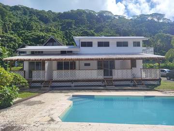 Gîte pour 3 personnes, avec terrasse ainsi que vue et piscine dans Papeari