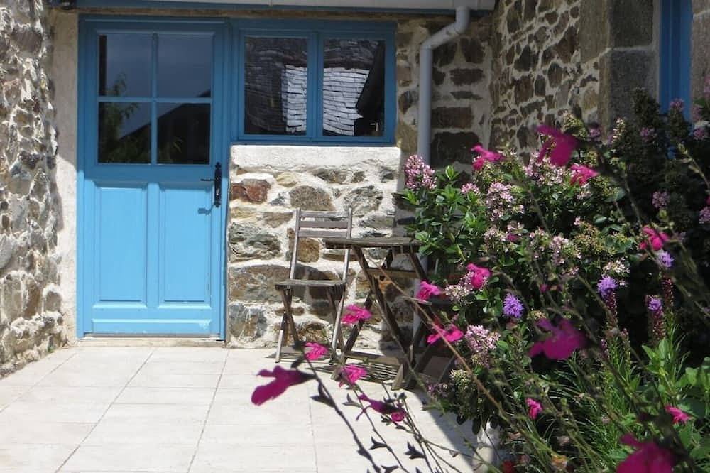 Coastal cottage with heated pool and gardens, 10 mins to beach in Plomodiern, Région de Châteaulin