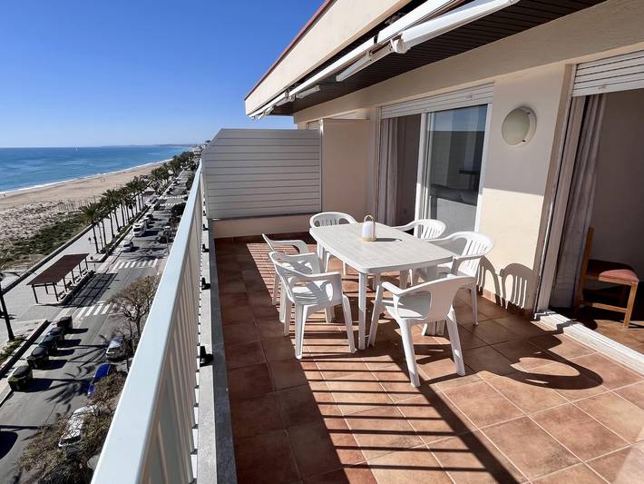 Appartement de vacances entier, Appartement spacieux en bord de mer avec une vue spectaculaire in Platja de l'Estany - el Mas Mel (Calafell), Calafell