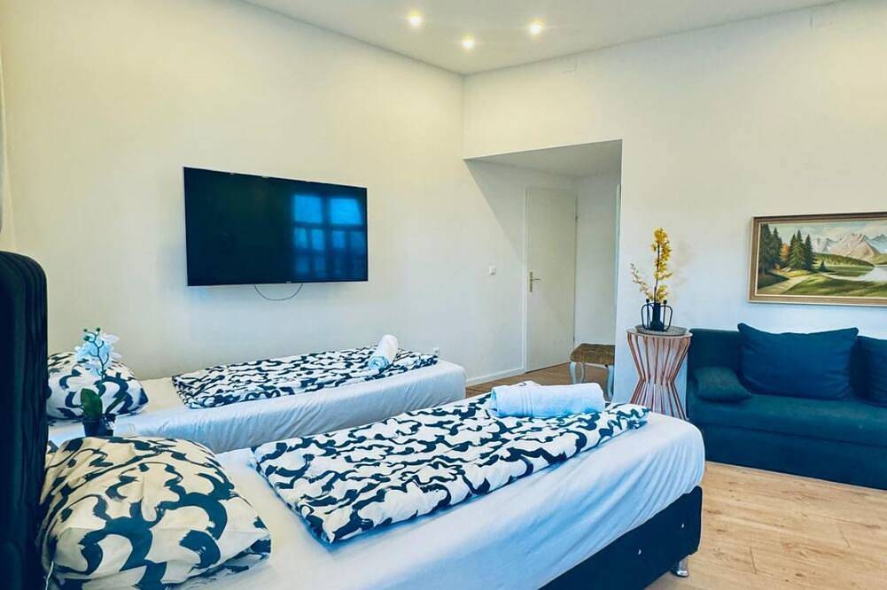 Apartamento entero, Spacious Room 11-Min Stroll to Atzgersdorf Park in Liesing, Viena
