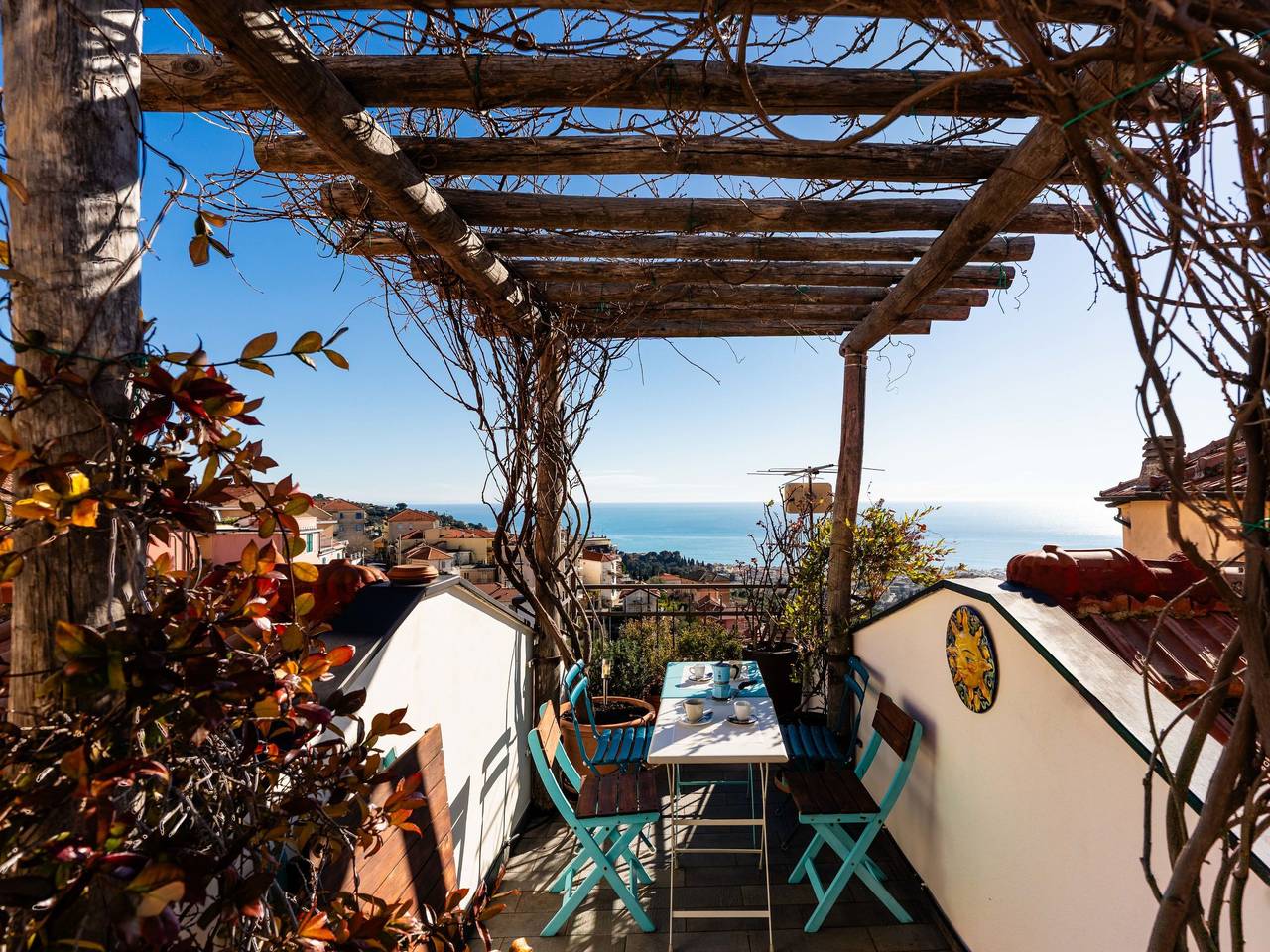 Terrazza con glicine in Moglio, Alassio