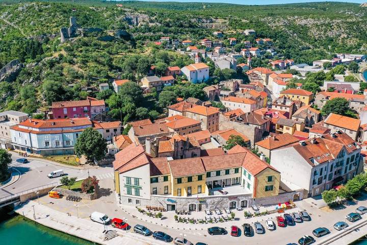 Hotel für 3 Personen, mit Balkon und Terrasse sowie Ausblick in Obrovac