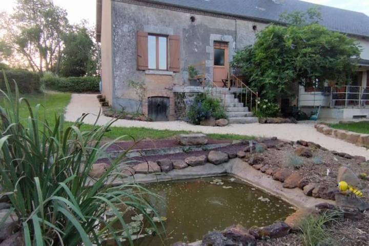 Location de vacances pour 9 personnes, avec jardin à Sens-Beaujeu