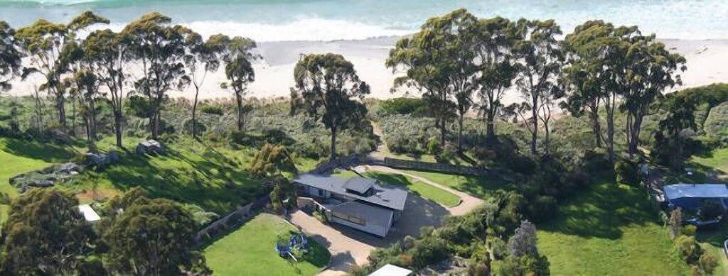 Holiday home for 12 people, with garden and balcony as well as hot tub in Tasmania