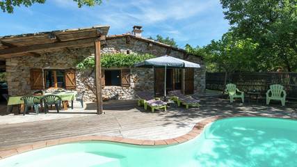 Ferienhaus für 4 Personen, mit Garten und Seeblick sowie Terrasse und Pool in der Ardèche