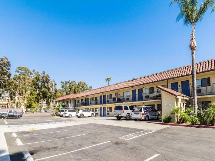 Ganze Wohnung, Sonniges Apartment mit 2 Schlafzimmern (Doppelbetten) | Minikühlschrank in Riverside, Riverside County