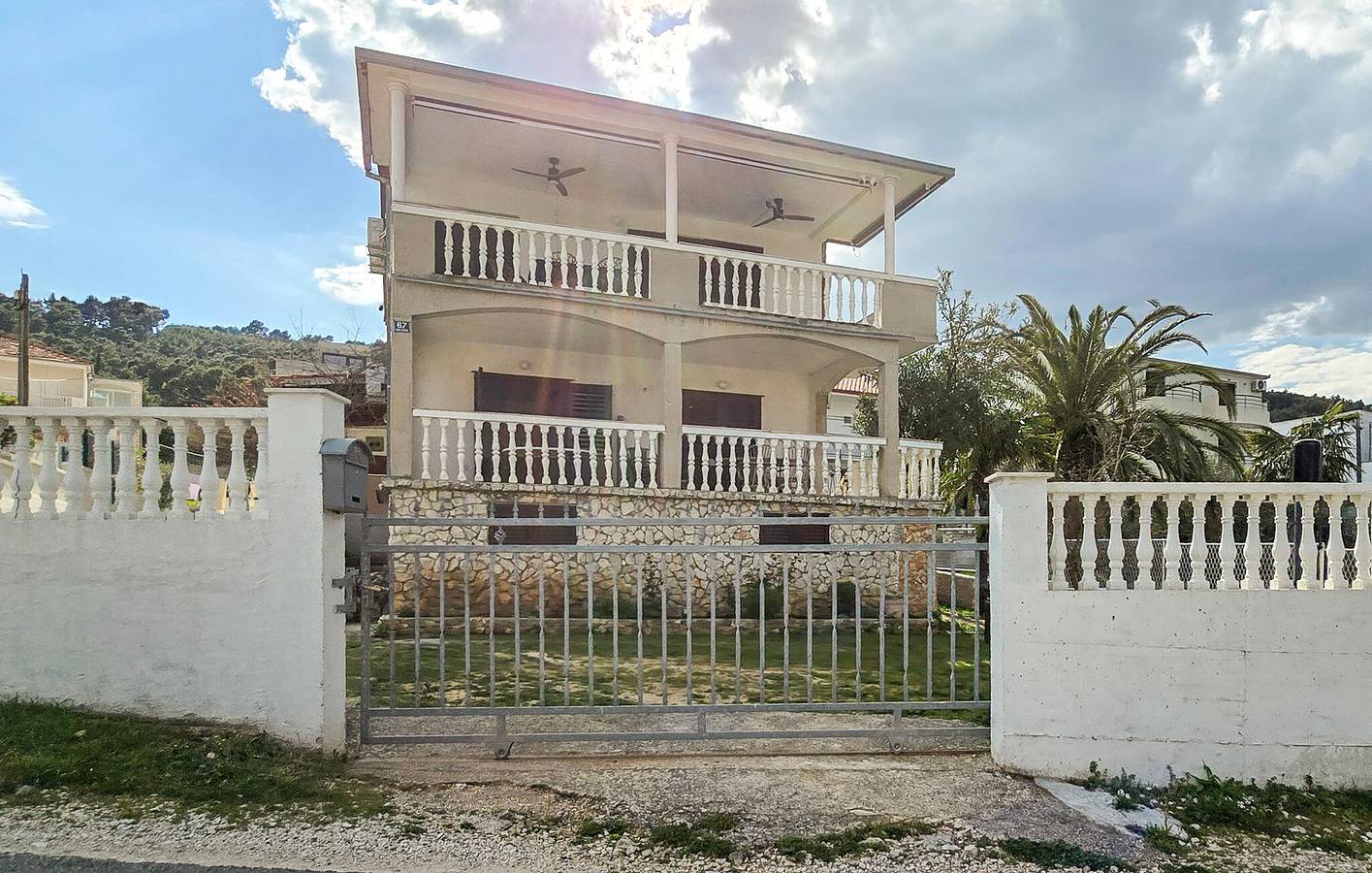 Ganze Ferienwohnung, Charmantes Apartment mit Terrasse, 1,5 km vom Strand von Lumbrelin entfernt in Slatine, Ciovo