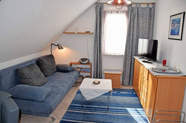 Ganze Wohnung, Ferienwohnung mit Sonnenbalkon 02 - Gästehaus Kapitän Winston in Lauterbach (Rügen), Putbus