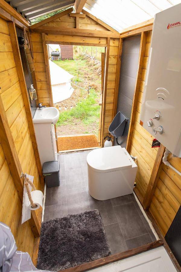 Glamping for 6 people, with Garden and View in Staffordshire