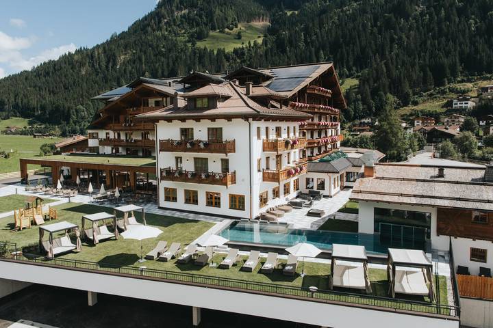 Hôtel pour 3 personnes, avec piscine et jacuzzi ainsi que jardin et sauna, adapté aux familles