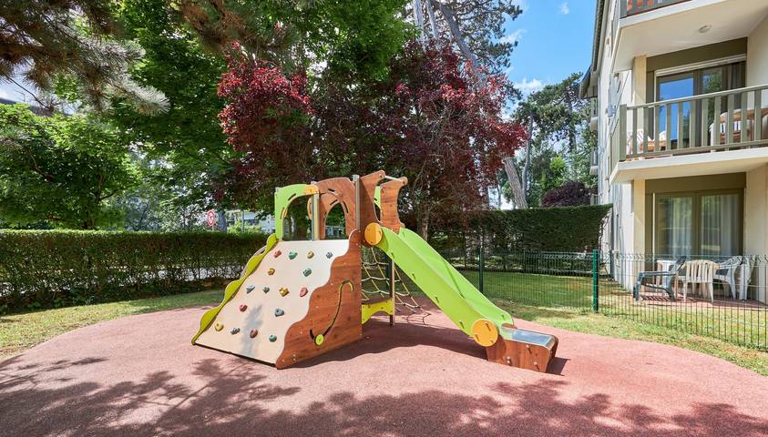 Gîte pour 4 personnes, avec Balcon ainsi que Terrasse et Jardin dans Plage De Tourgeville - 4