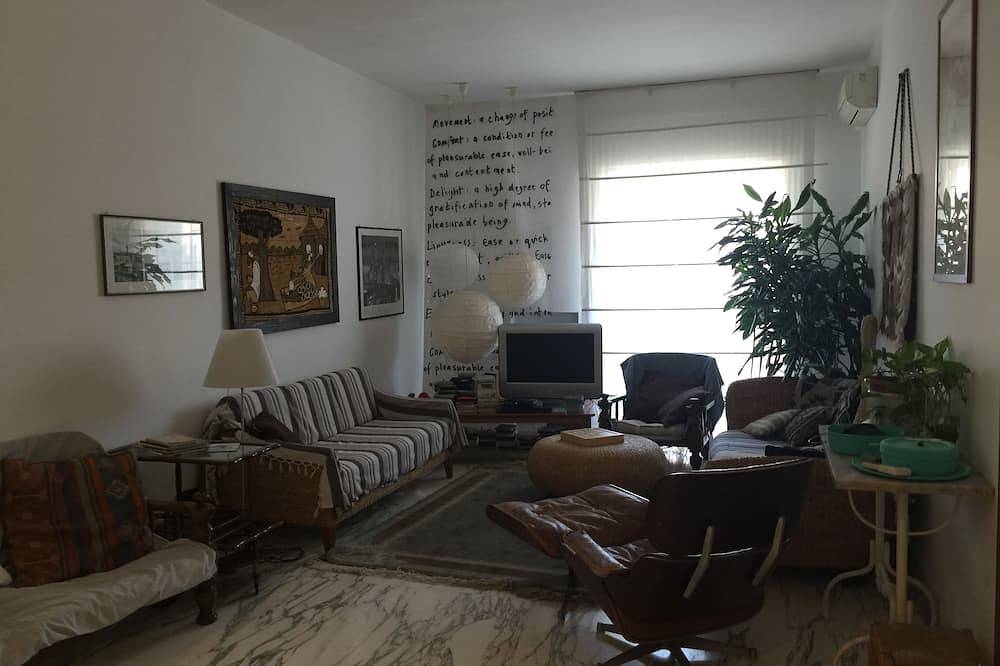 Entire apartment, Your home in the heart of bari near beach old town and station in Bari, Bari Province