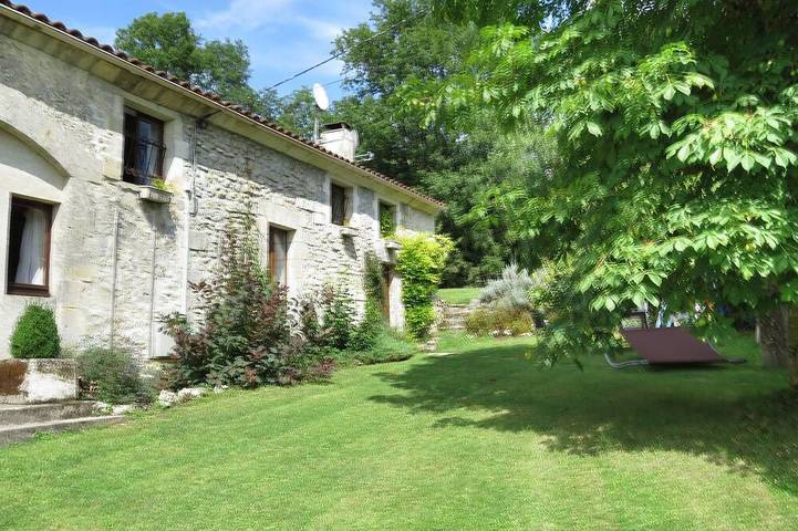 Gîte pour 5 personnes, avec jardin et piscine à La Rochebeaucourt-et-Argentine