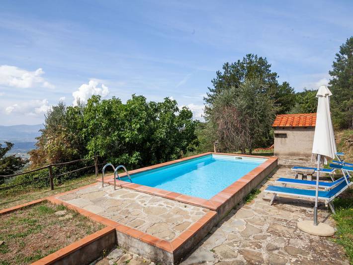 Agriturismo per 6 persone, con Balcone e Terrazza nonché Giardino e Piscina in Provincia di Arezzo