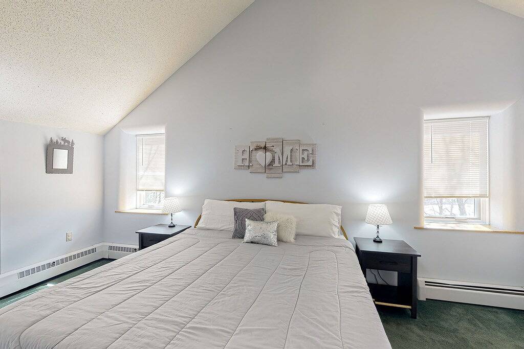 Ganze Wohnung, Riverfront condo with mountain view & ski shuttle: walk to town, hiking, skiing in Lincoln (NH), Franconia Notch