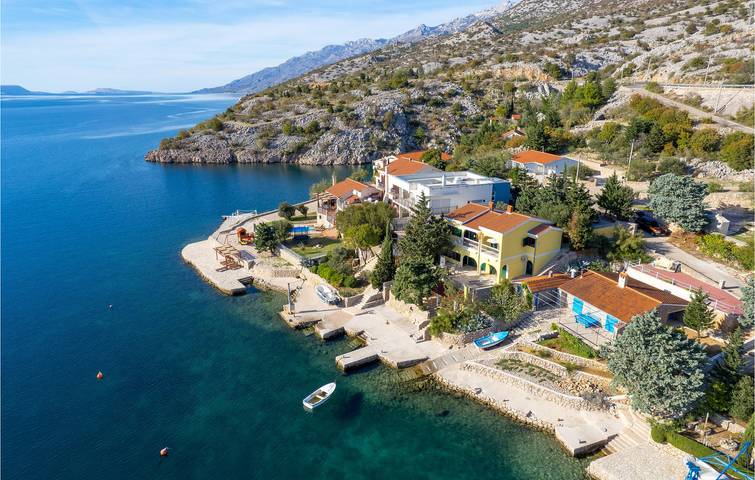 Entire holiday apartment, Cozy Apartment Near Beach with WiFi, AC, and Terrace in Lukovo Šugarje, Kvarn land