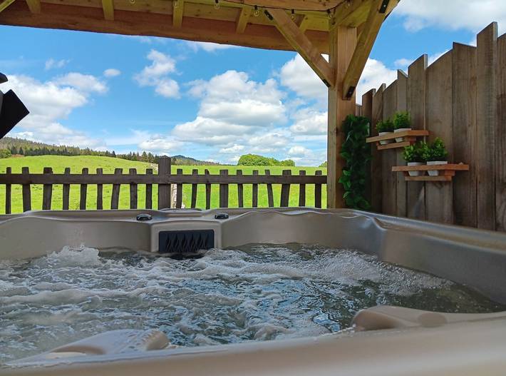 Gîte pour 4 personnes, avec terrasse ainsi que jardin et jacuzzi, animaux acceptés dans le Doubs - 2