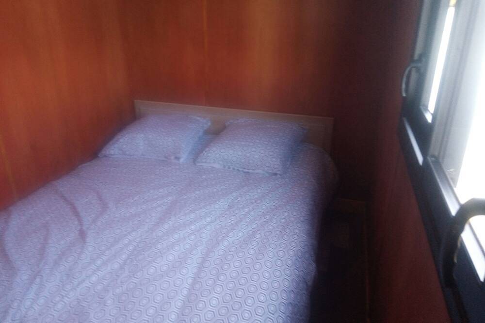 Solar Boat On The Garonne Canal departing from Castelsarrasin. in Casseneuil, Région de Villeneuve-sur-Lot