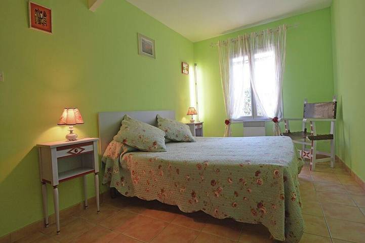 Location de vacances pour 3 personnes, avec jacuzzi et piscine ainsi que jardin et terrasse à Saint-Maximin (Nimes) - 3