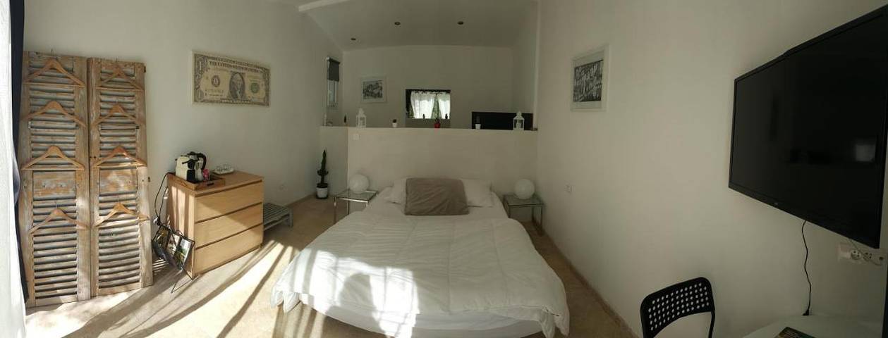 Location de vacances pour 2 personnes, avec terrasse ainsi que piscine et jardin à Saint-Quentin-la-Poterie - 4