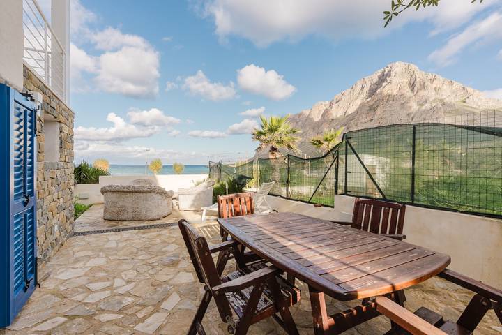 Entire apartment, Apartment 'Villino Elvira' with Sea View, Wi-Fi and Air Conditioning in Cornino, Custonaci