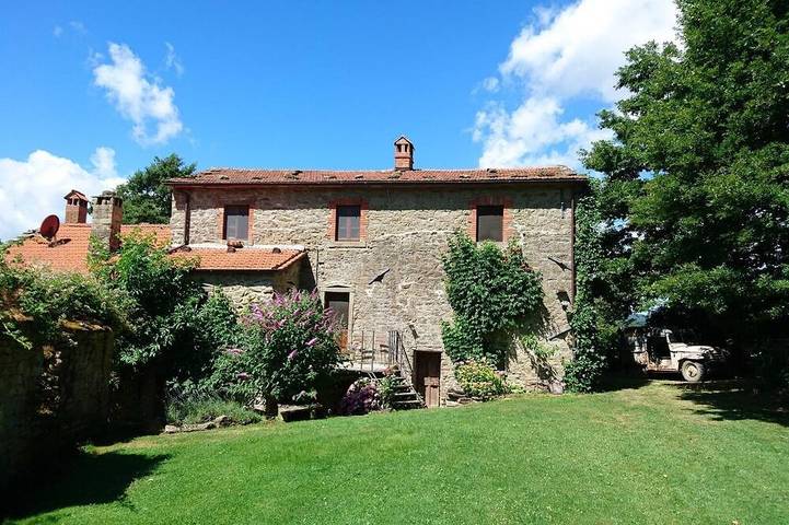 Ferienwohnung für 4 Personen, mit Terrasse und Whirlpool sowie Garten und Pool, mit Haustier