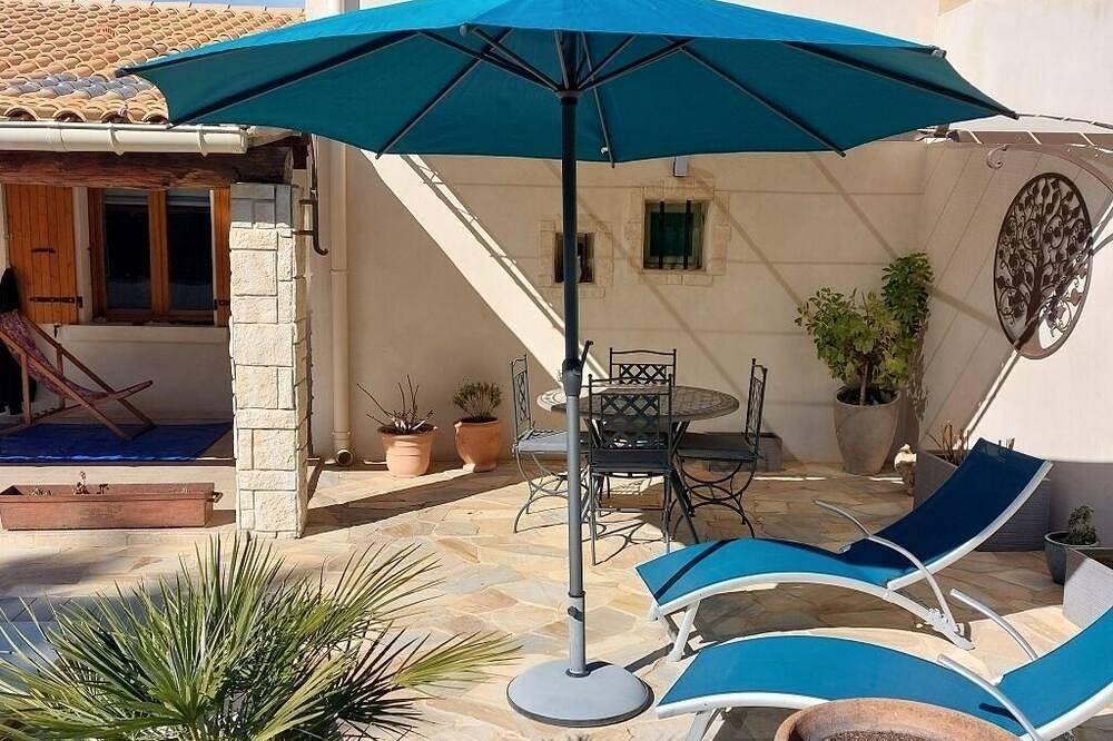 Entire apartment, Self-contained gîte for 2 people, with kitchen, close to the greenways. in Plan-d'Orgon, Arles region