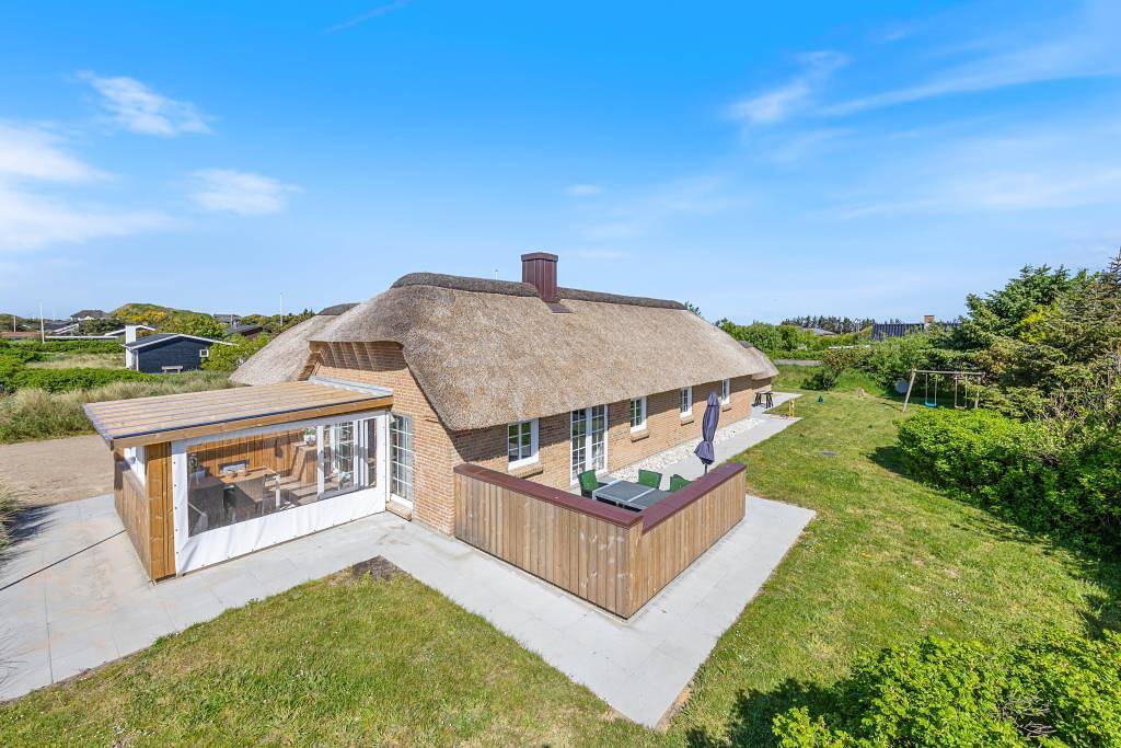 Schönes Ferienhaus mit Reetdach in Søndervig, Holmsland Klit