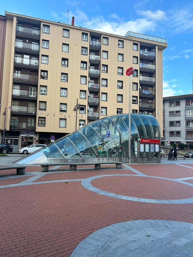 Apartamento para 3 personas, con Jacuzzi además de Piscina para niños y Vistas en Baracaldo
